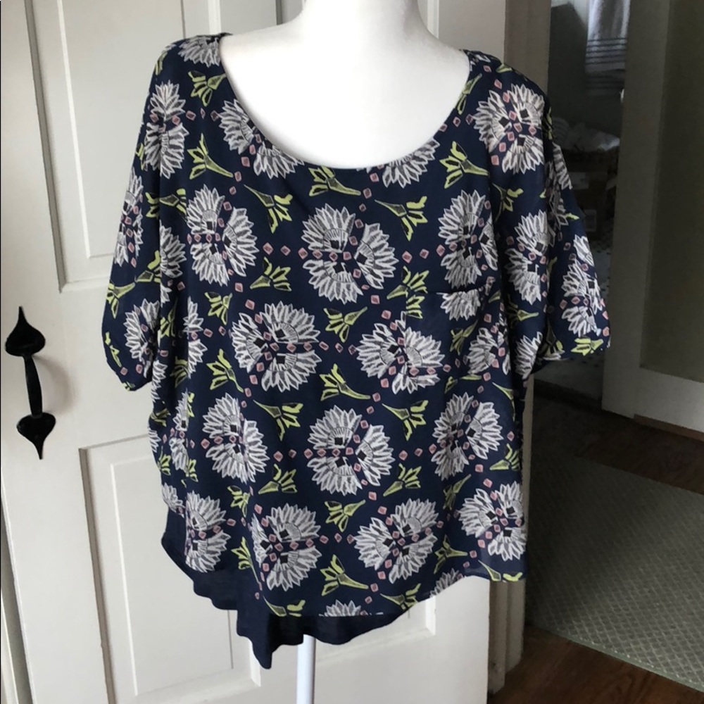 Anthropologie lined silk-feel top. Size L.